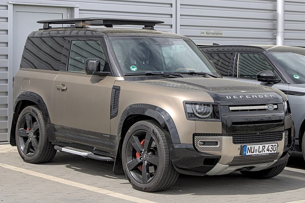 Land Rover Defender P400e